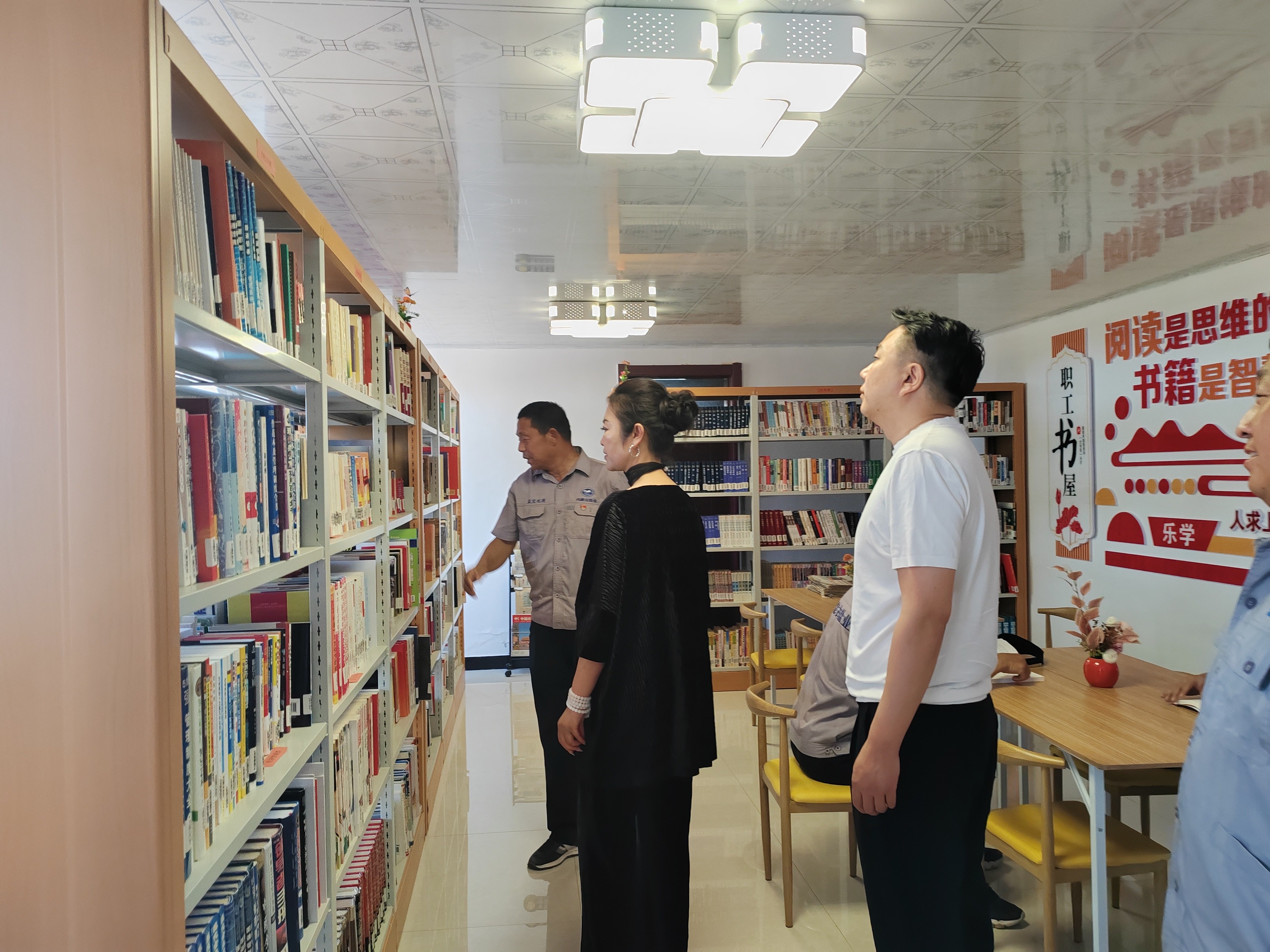 錫林郭勒盟圖書館張春梅一行到額鹽公司 調研指導