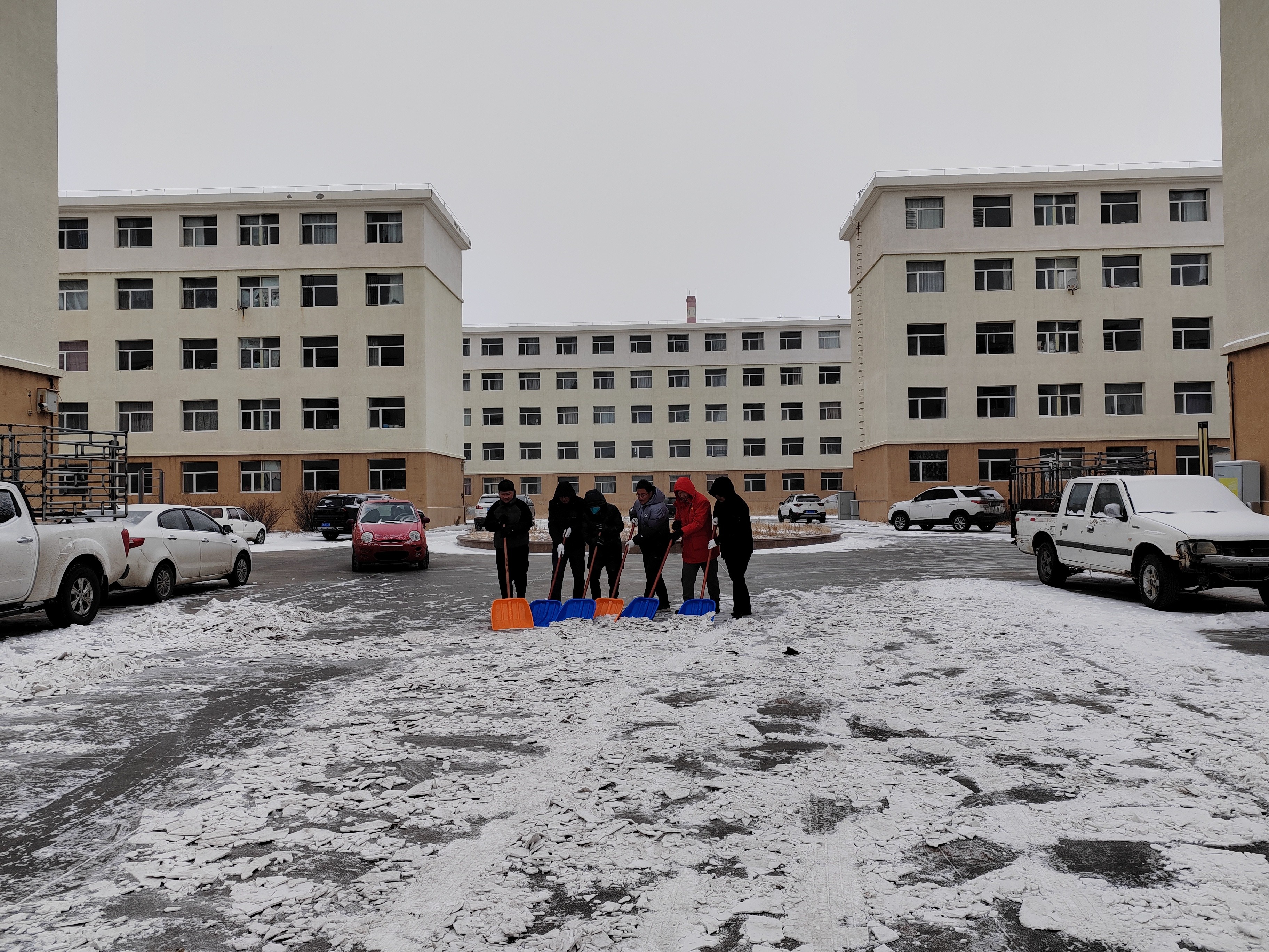 履行擔當 踐行初心 額鹽公司清掃居民區積雪